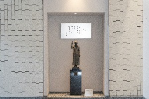 1F 灯の像